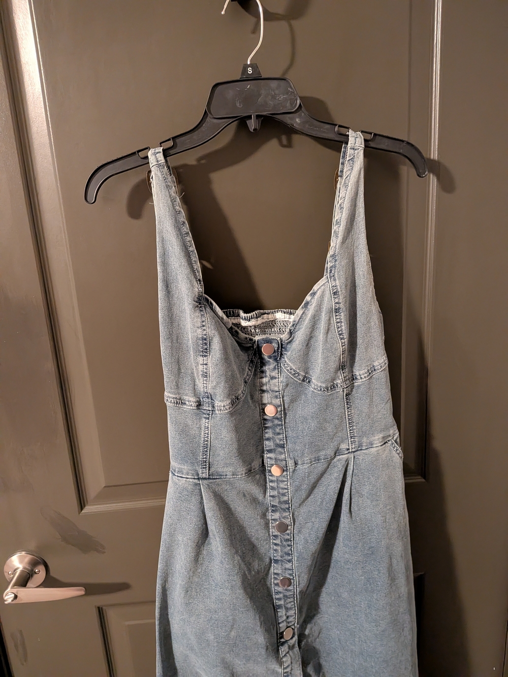 denim midi dress features a sweetheart neckline - Picture 4 of 7